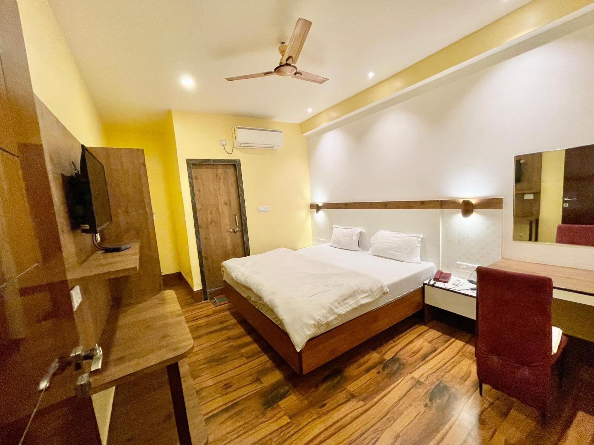 Hotel Shivam ! Varanasi होटल शिवम హోటల్ శివం ஹோட்டல் சிவம் Foreigner'S Choice ! Fully Air-Conditioned Hotel With Lift & Parking Availability, Near Kashi Vishwanath Temple, And Ganga Ghat, Best Hotel In Varanasi 2 Exterior foto