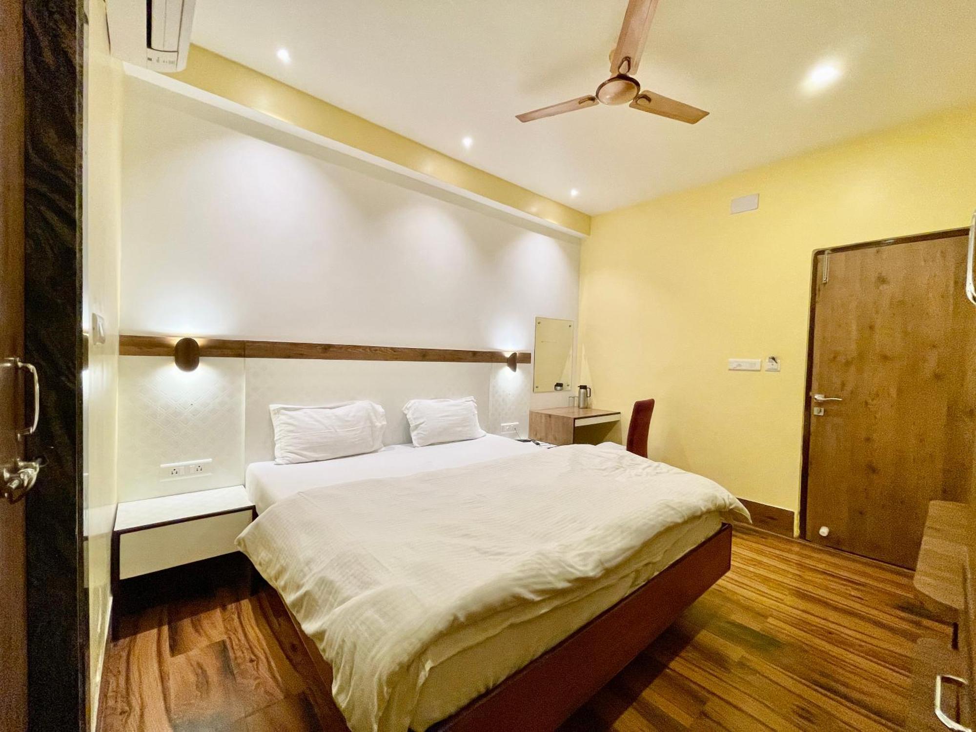 Hotel Shivam ! Varanasi होटल शिवम హోటల్ శివం ஹோட்டல் சிவம் Foreigner'S Choice ! Fully Air-Conditioned Hotel With Lift & Parking Availability, Near Kashi Vishwanath Temple, And Ganga Ghat, Best Hotel In Varanasi 2 Exterior foto
