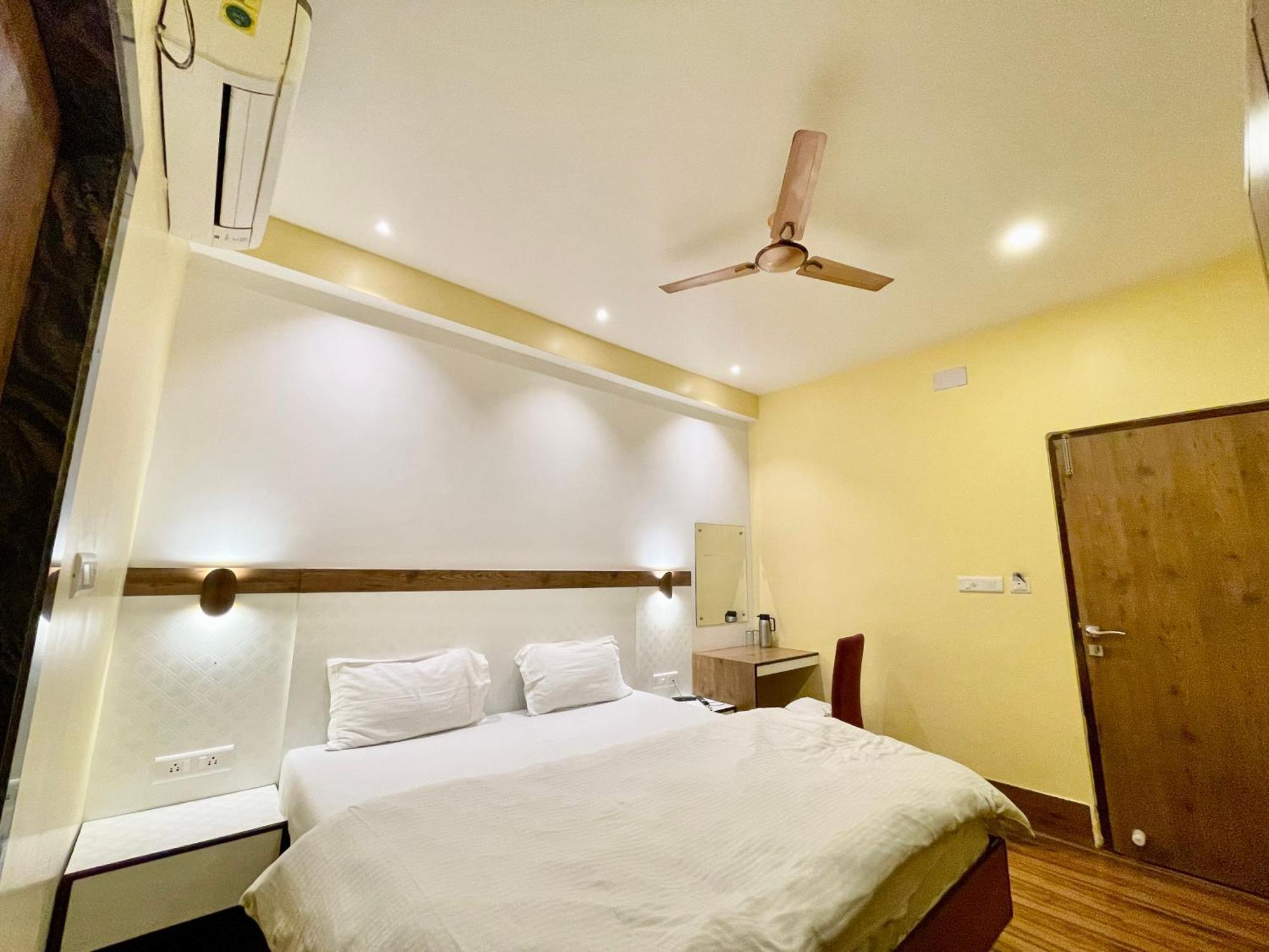 Hotel Shivam ! Varanasi होटल शिवम హోటల్ శివం ஹோட்டல் சிவம் Foreigner'S Choice ! Fully Air-Conditioned Hotel With Lift & Parking Availability, Near Kashi Vishwanath Temple, And Ganga Ghat, Best Hotel In Varanasi 2 Exterior foto