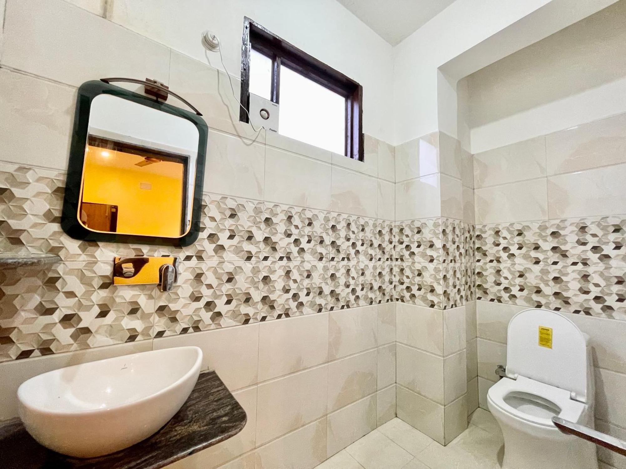 Hotel Shivam ! Varanasi होटल शिवम హోటల్ శివం ஹோட்டல் சிவம் Foreigner'S Choice ! Fully Air-Conditioned Hotel With Lift & Parking Availability, Near Kashi Vishwanath Temple, And Ganga Ghat, Best Hotel In Varanasi 2 Exterior foto
