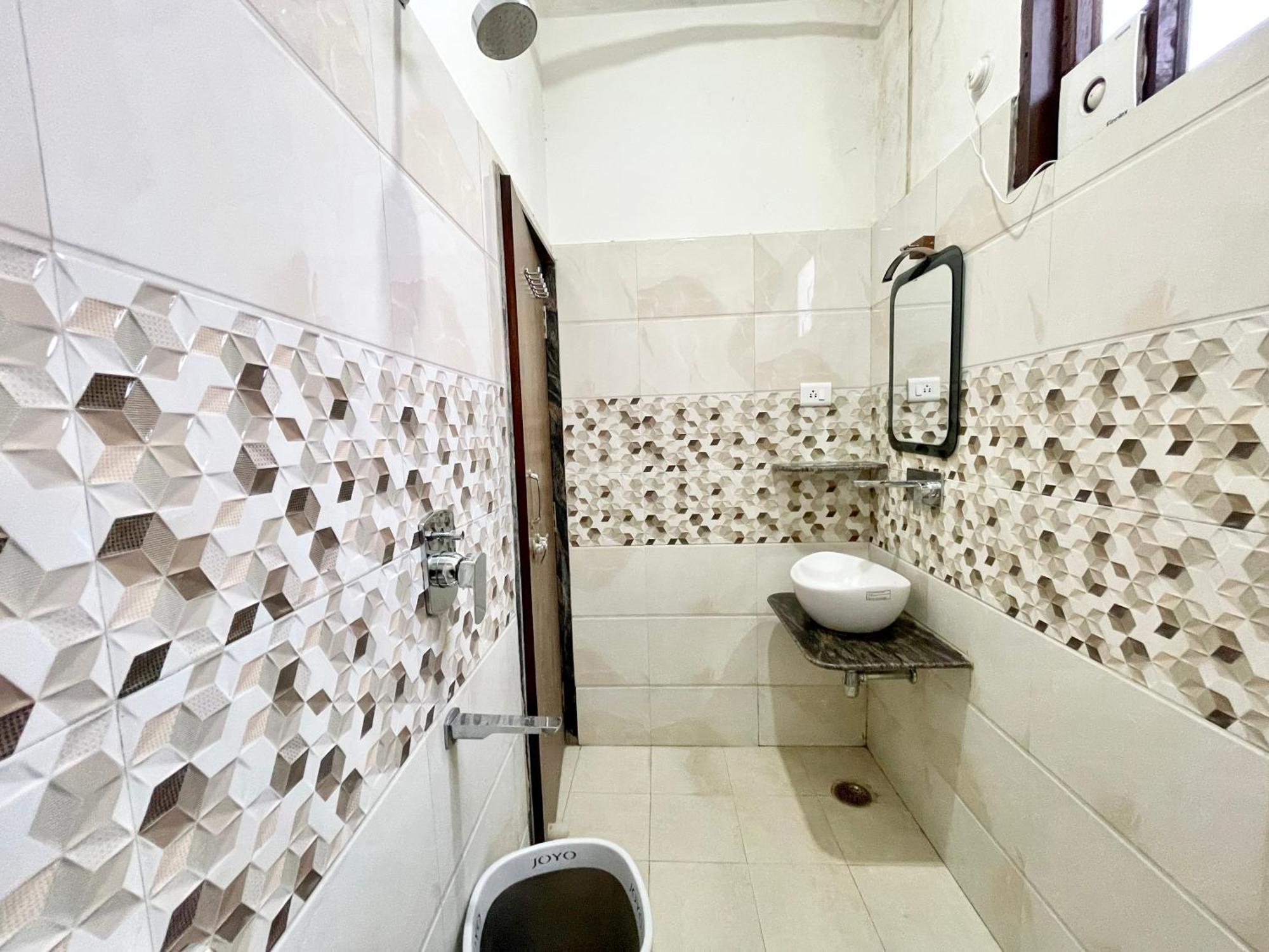 Hotel Shivam ! Varanasi होटल शिवम హోటల్ శివం ஹோட்டல் சிவம் Foreigner'S Choice ! Fully Air-Conditioned Hotel With Lift & Parking Availability, Near Kashi Vishwanath Temple, And Ganga Ghat, Best Hotel In Varanasi 2 Exterior foto
